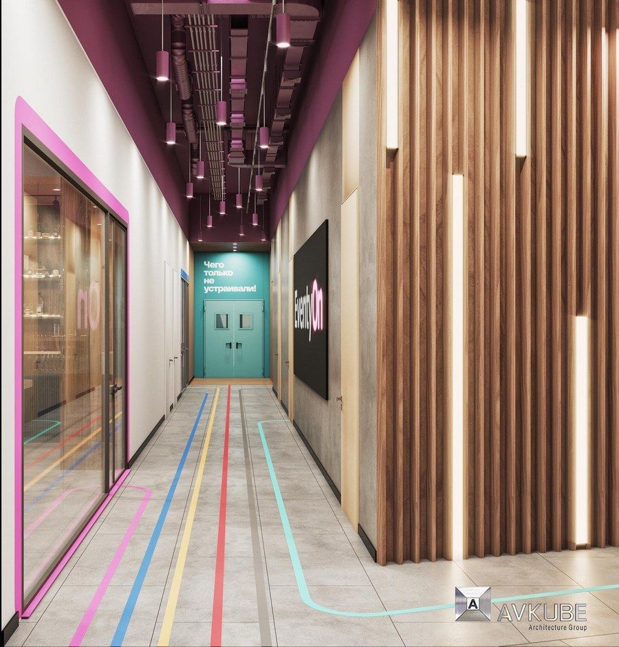 На фото — коридор с яркими навигационными линиями на полу, дизайн проект «АвКубе»