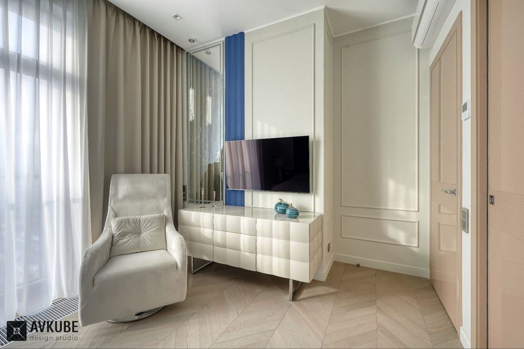 Спальня с изготовленной на заказ мебелью, дизайн проект «АвКубе»