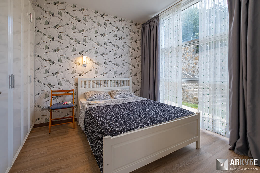 На фото – спальня в современном стиле в курортной квартире в Ялте